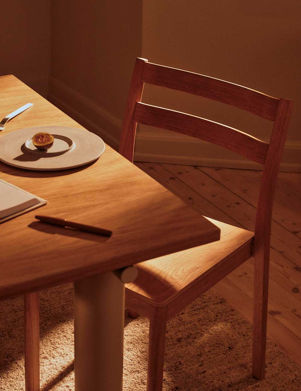 Atura dining table