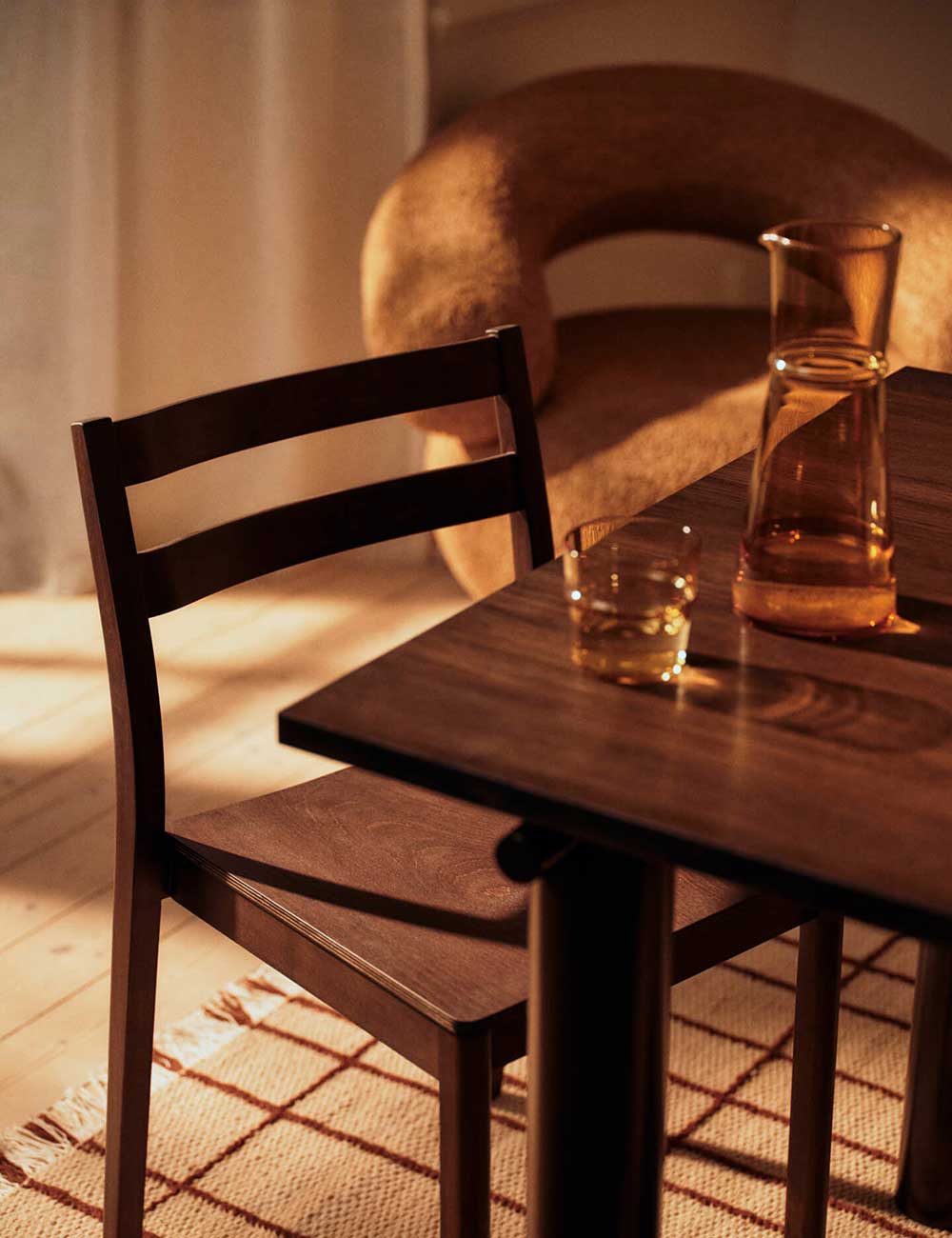 Atura dining table