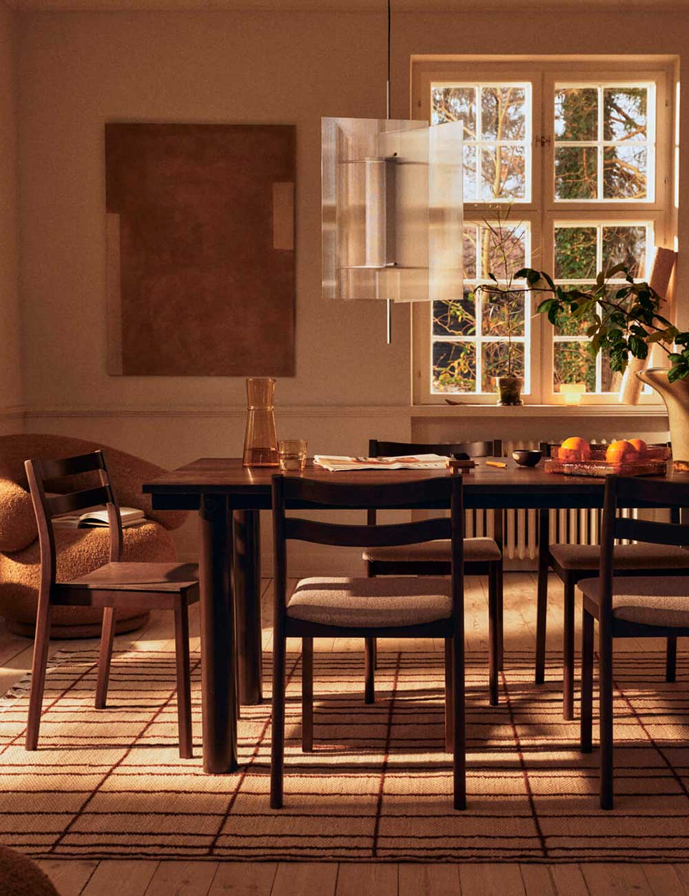 Atura dining table