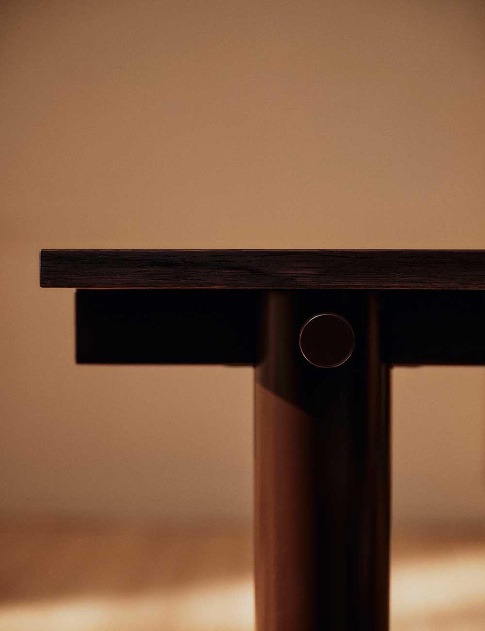Atura dining table