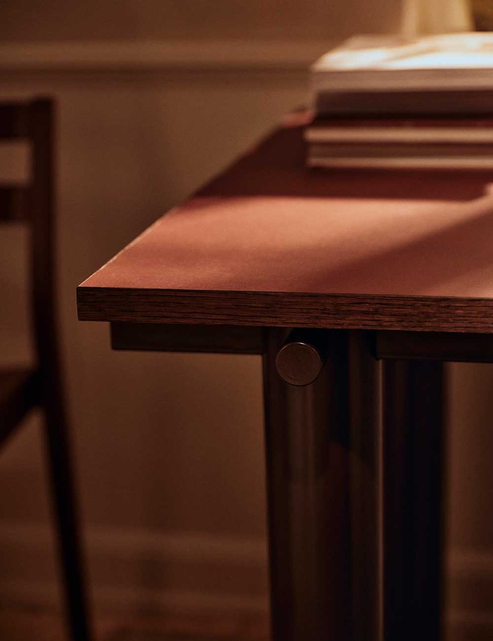 Atura dining table