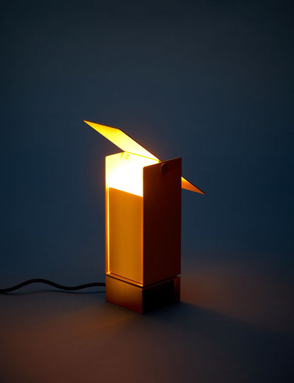 PIVOTING TABLE LAMP