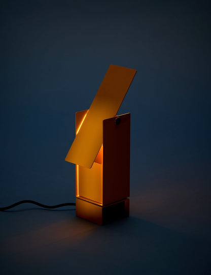 PIVOTING TABLE LAMP