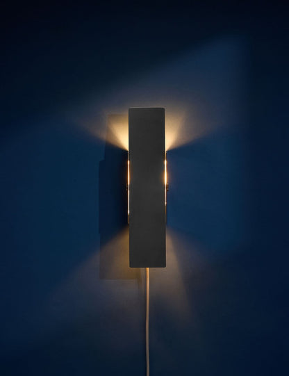 PIVOTING WALL LAMP