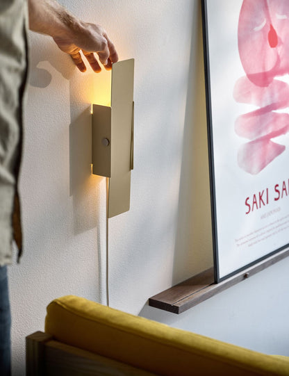 PIVOTING WALL LAMP