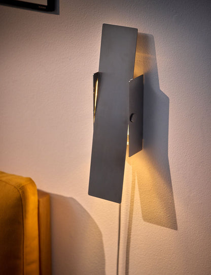 PIVOTING WALL LAMP