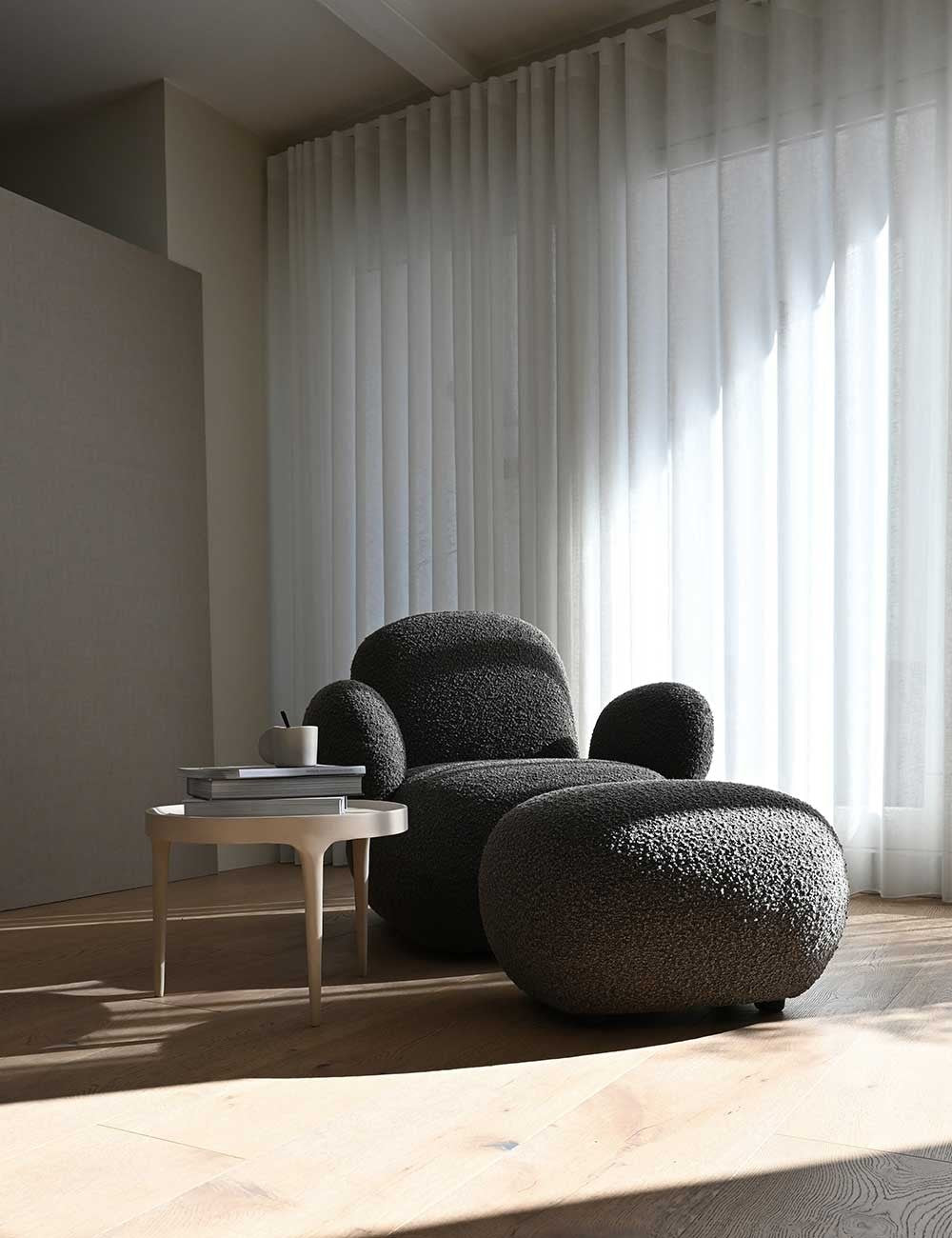 TOE FLAT ARMCHAIR