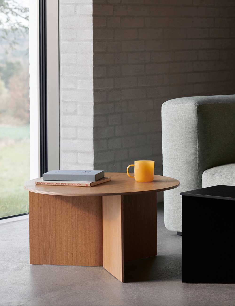 Slit wooden table Ø65