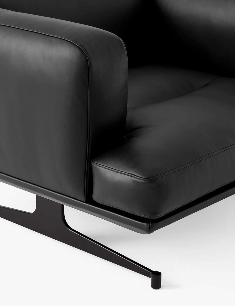 Inland Lounge Chair AV21